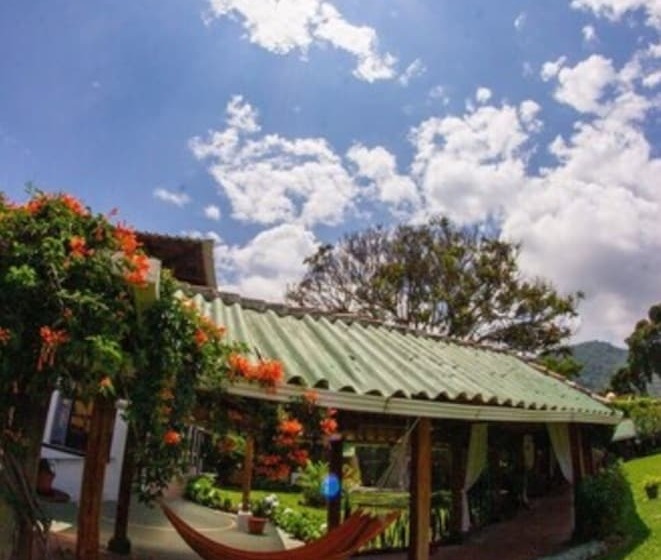 هتل Posada De Don Rodrigo Panajachel