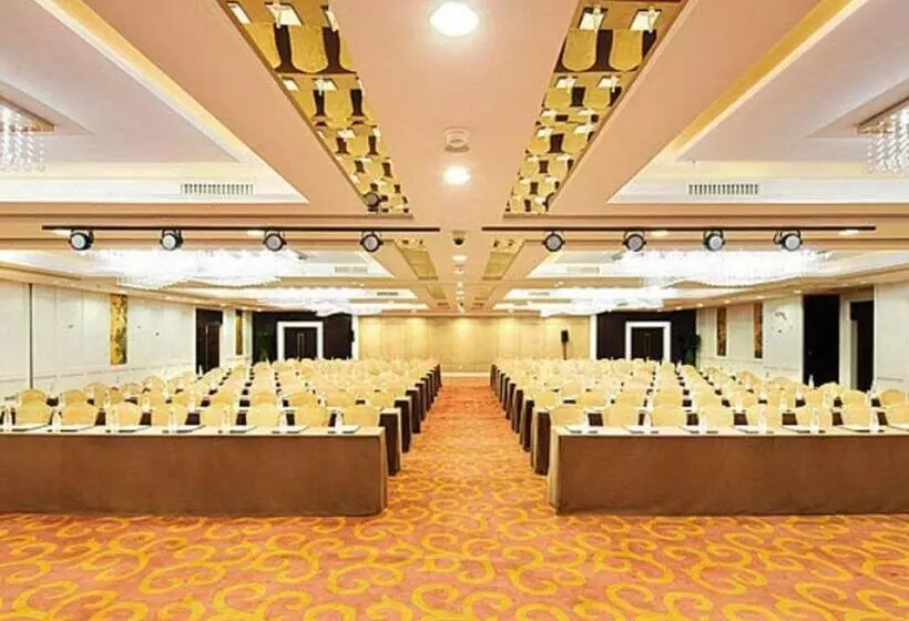 Golden Eagle Summit Hotel Downtown