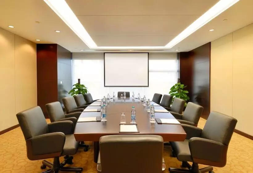 Golden Eagle Summit Hotel Downtown