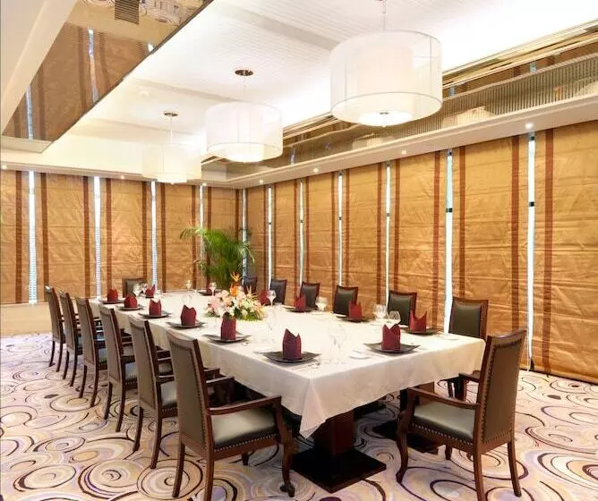 Golden Eagle Summit Hotel Downtown