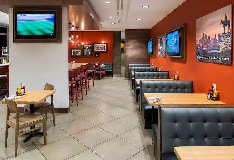 هتل Holiday Inn Kansas City Airport, An Ihg