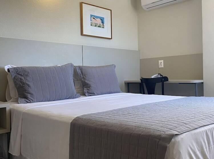 בית מלון כפרי Malibu Plaza