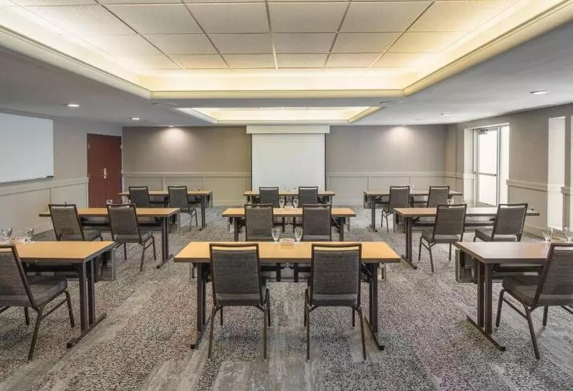 هتل Courtyard By Marriott Portland North