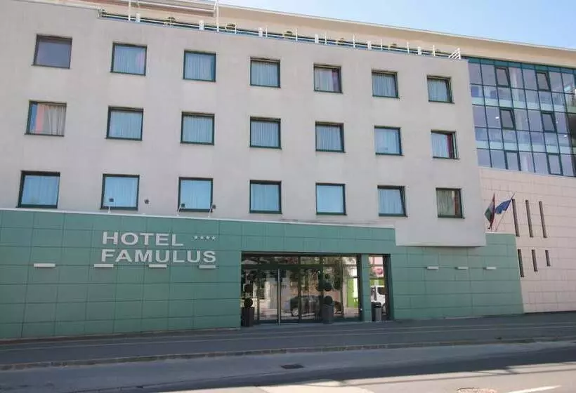호텔 Famulus