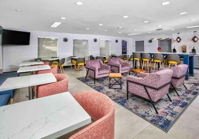 هتل La Quinta By Wyndham Dallas   Las Colinas