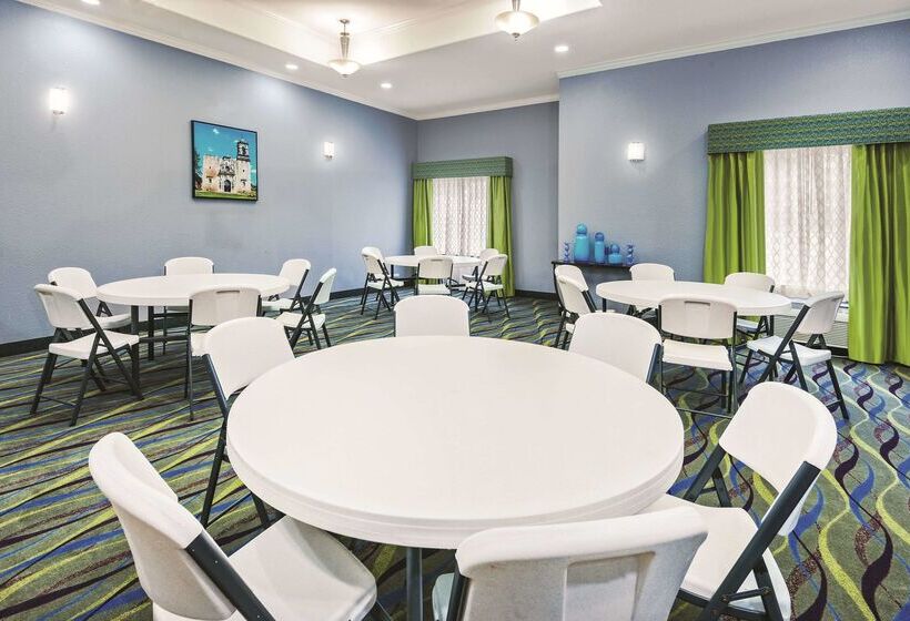 هتل Spark By Hilton San Antonio Dominion