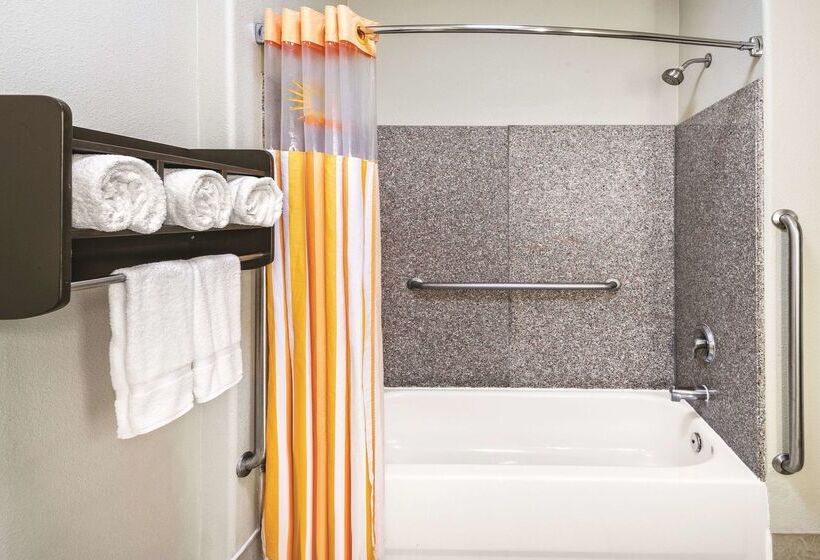 هتل Spark By Hilton San Antonio Dominion