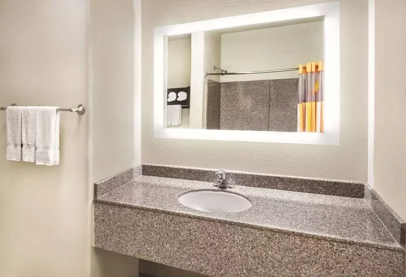 Отель Spark By Hilton San Antonio Dominion