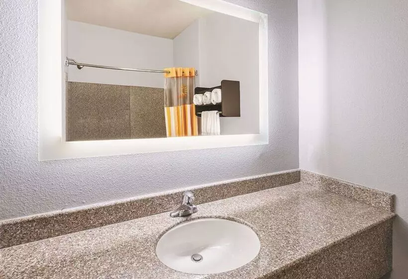 Отель Spark By Hilton San Antonio Dominion