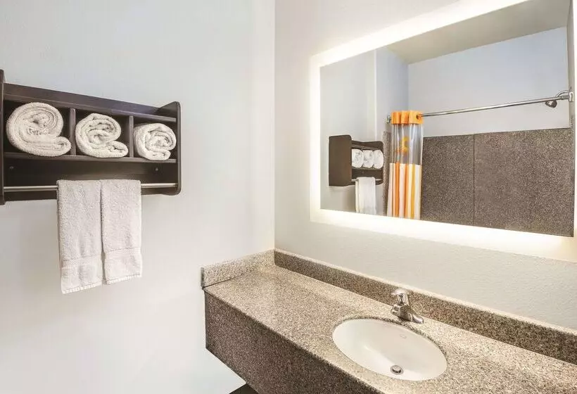 Отель Spark By Hilton San Antonio Dominion