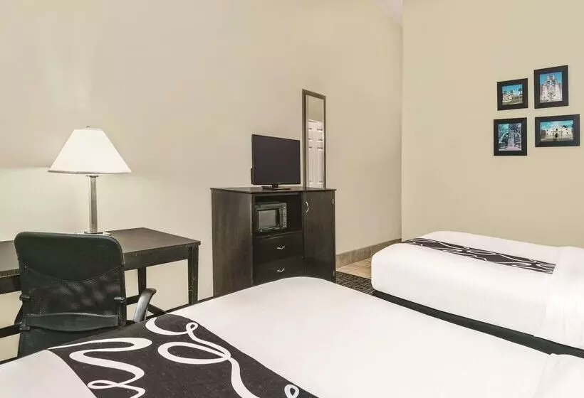 Отель Spark By Hilton San Antonio Dominion