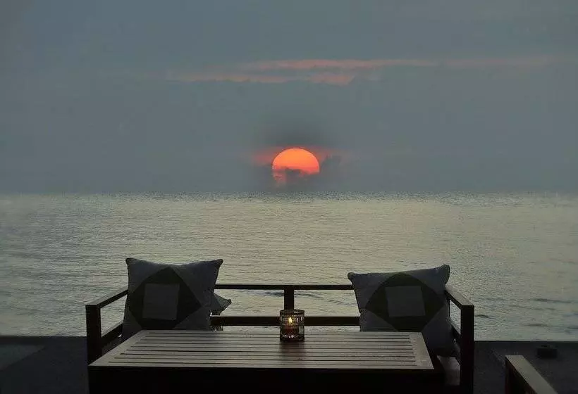 Отель Nugraha Lovina Seaview Resort & Spa