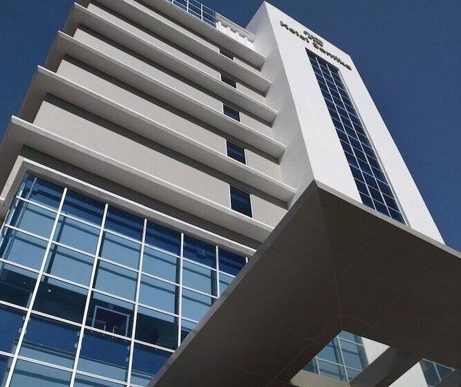 בית מלון כפרי Santika Makassar