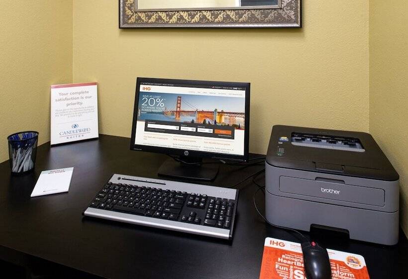 호텔 Candlewood Suites Olathe, An Ihg