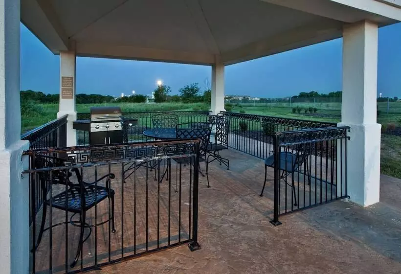 Отель Candlewood Suites Olathe, An Ihg