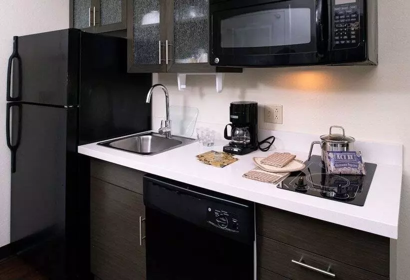 Отель Candlewood Suites Olathe, An Ihg