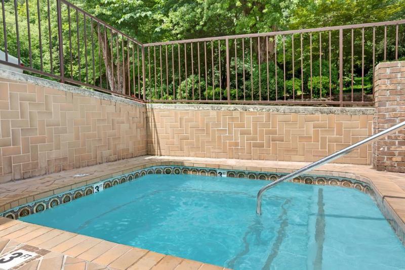 בית מלון כפרי Gatlinburg River Inn