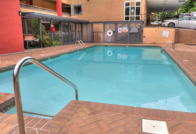 בית מלון כפרי Gatlinburg River Inn