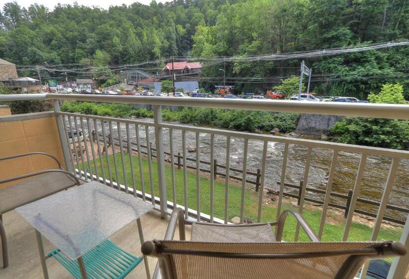 בית מלון כפרי Gatlinburg River Inn