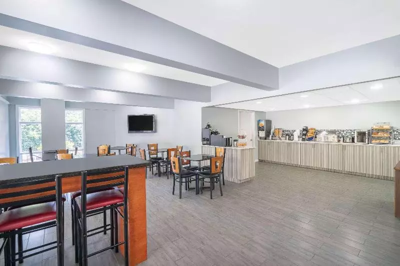 Отель Gatlinburg River Inn