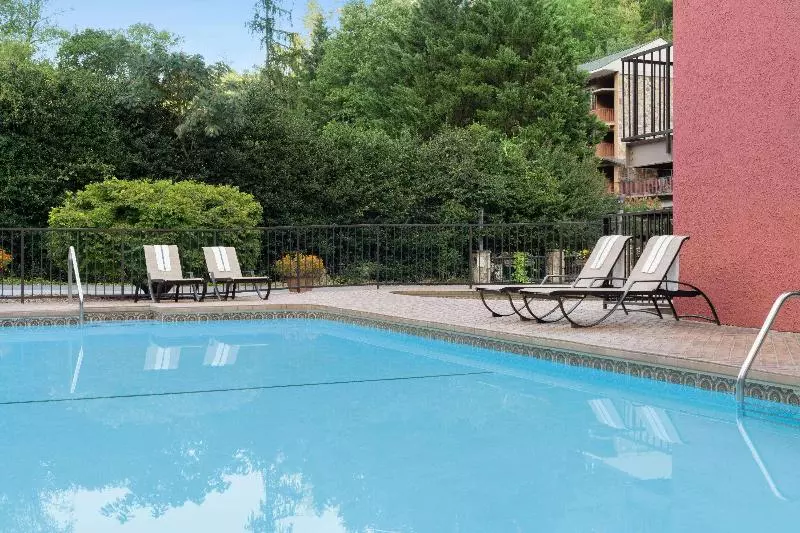 Отель Gatlinburg River Inn