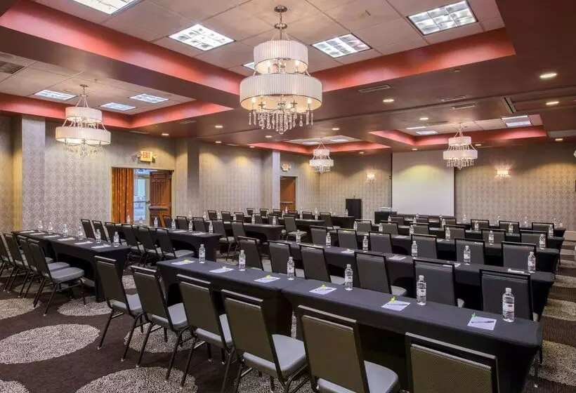 هتل Hampton Inn & Suites Raleighdurham Airportbrier Creek