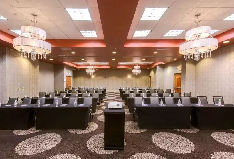 هتل Hampton Inn & Suites Raleighdurham Airportbrier Creek