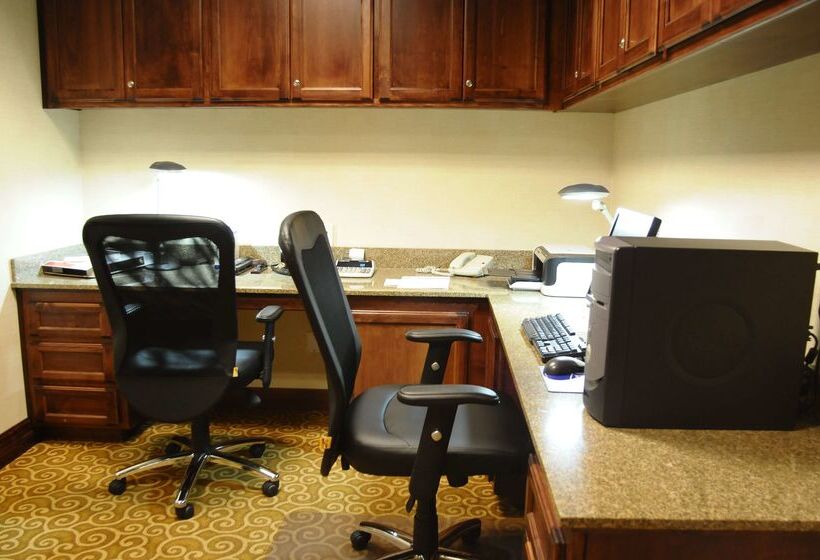 هتل Hampton Inn & Suites Redding