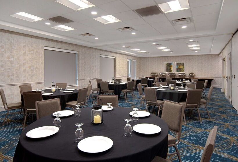فندق Hilton Garden Inn Detroit Metro Airport