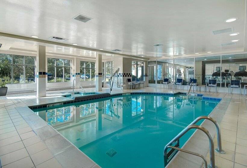 فندق Hilton Garden Inn Detroit Metro Airport