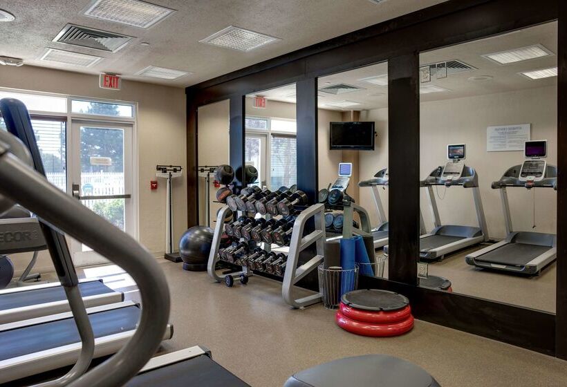 בית מלון כפרי Hilton Garden Inn Oklahoma City Airport