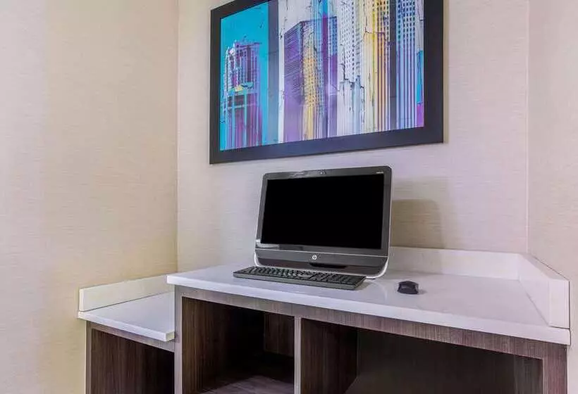 هتل La Quinta Inn & Suites By Wyndham Fultondale Birmingham N