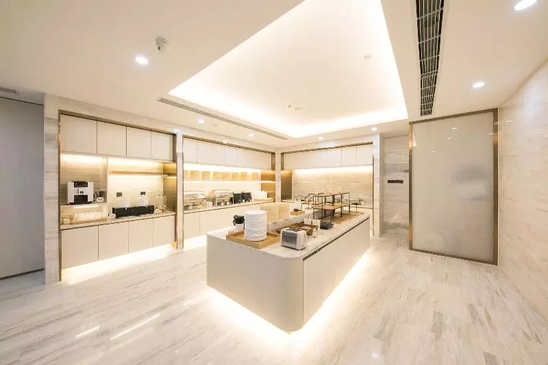 Отель Piao Home Inn Beijing Guo Mao East