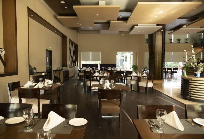 בית מלון כפרי Ramada Plaza By Wyndham Pune Hinjewadi