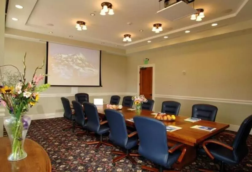 בית מלון כפרי The Lodge At Mountaineer Square