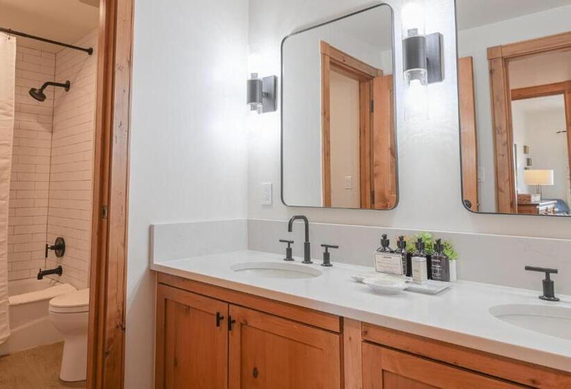 בית מלון כפרי The Lodge At Mountaineer Square