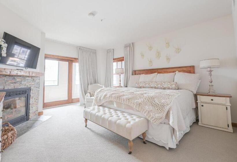 בית מלון כפרי The Lodge At Mountaineer Square