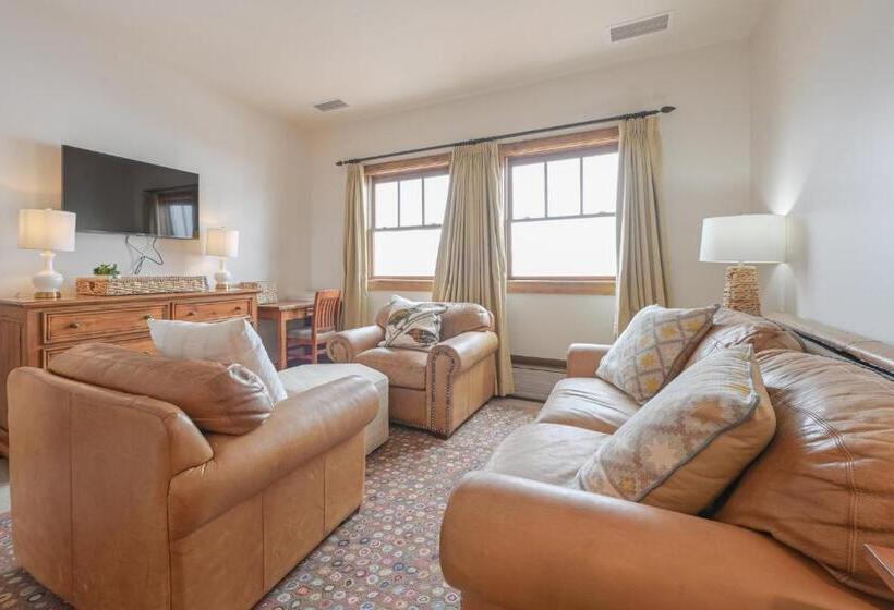 בית מלון כפרי The Lodge At Mountaineer Square