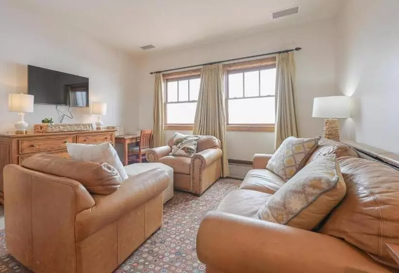 בית מלון כפרי The Lodge At Mountaineer Square