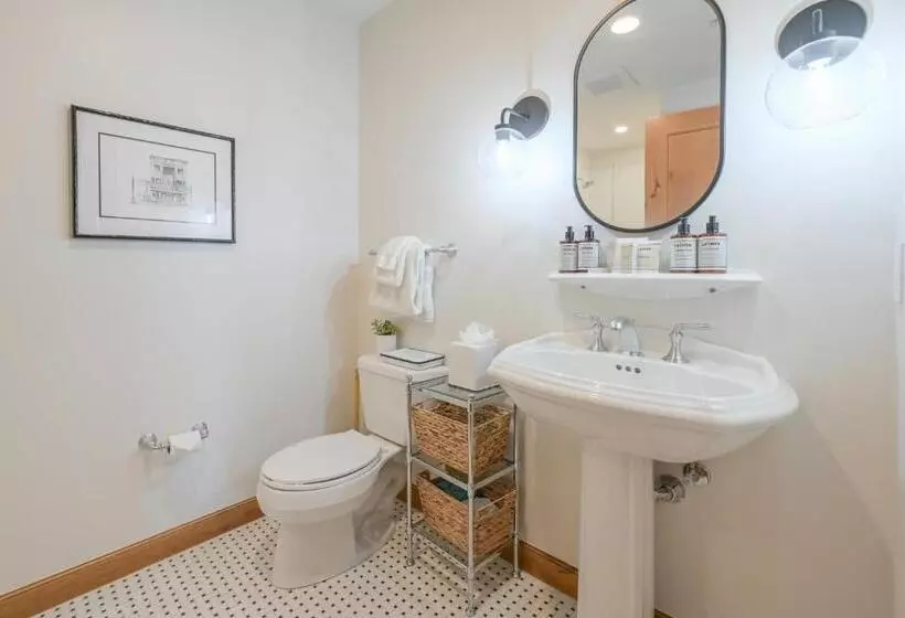 בית מלון כפרי The Lodge At Mountaineer Square