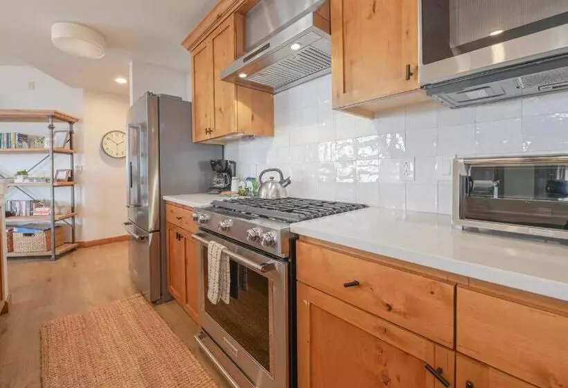 בית מלון כפרי The Lodge At Mountaineer Square