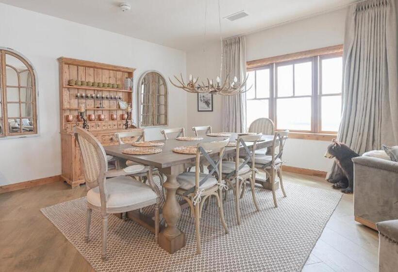 בית מלון כפרי The Lodge At Mountaineer Square