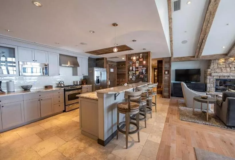 בית מלון כפרי The Lodge At Mountaineer Square