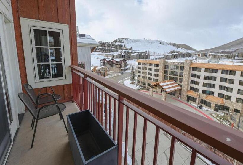 בית מלון כפרי The Lodge At Mountaineer Square