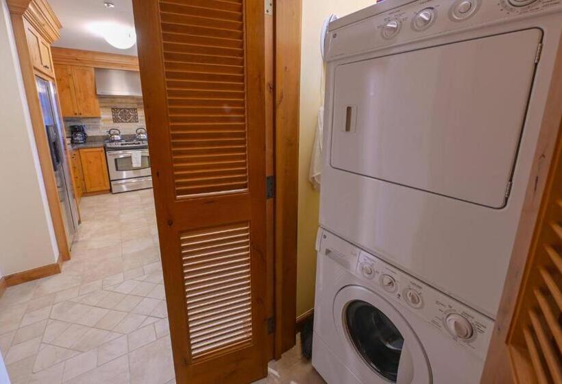 בית מלון כפרי The Lodge At Mountaineer Square