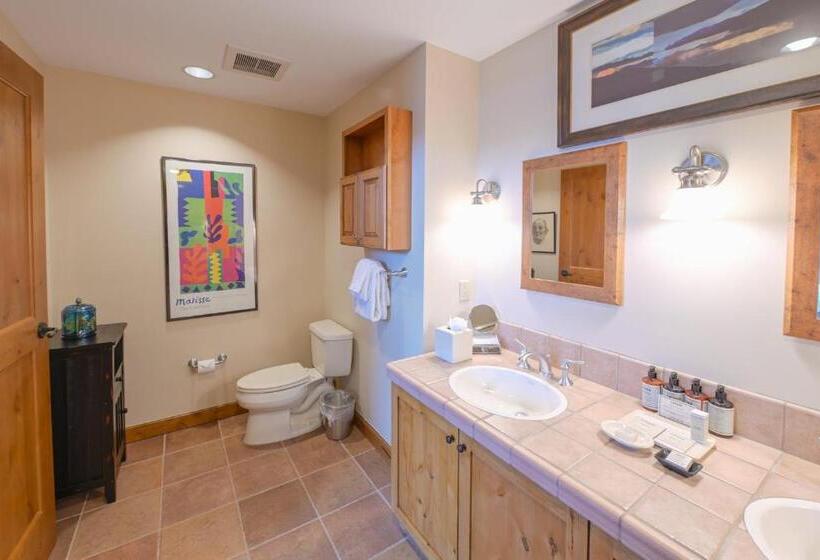 בית מלון כפרי The Lodge At Mountaineer Square