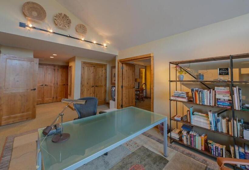 בית מלון כפרי The Lodge At Mountaineer Square