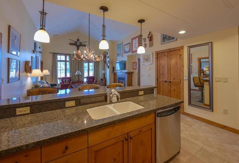 בית מלון כפרי The Lodge At Mountaineer Square