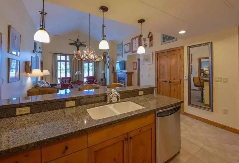 בית מלון כפרי The Lodge At Mountaineer Square