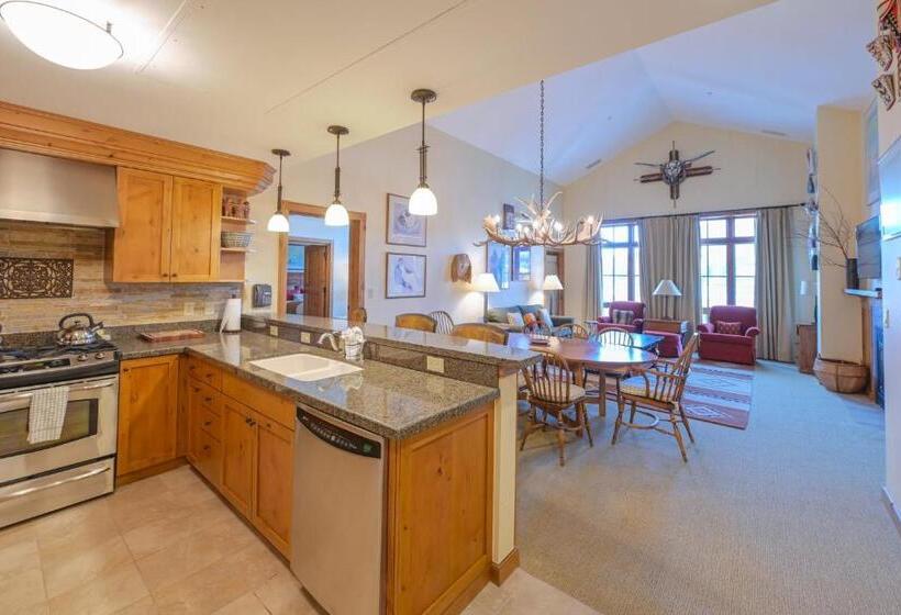 בית מלון כפרי The Lodge At Mountaineer Square